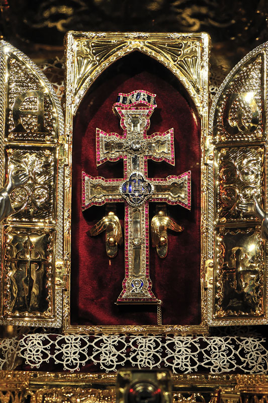Encuentra la auténtica cruz de Caravaca Tous: símbolo de protección y estilo