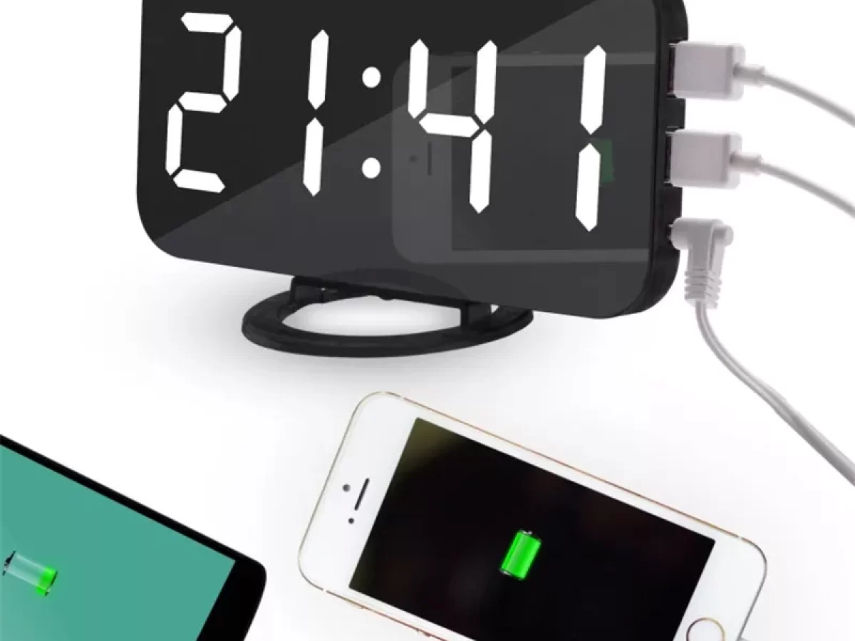 Reloj despertador para dormitorio con radio, reloj digital pequeño  brillante con luz nocturna de 8 colores y pantalla, puertos USB, atenuador